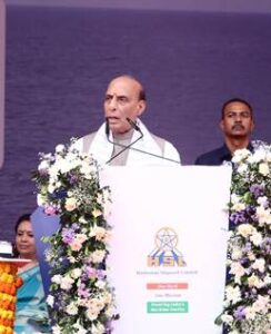 Defence Minister Rajnath Singh रक्षा मंत्री राजनाथ सिंह ने लॉन्च किया पहला फ्लीट सपोर्ट शिप